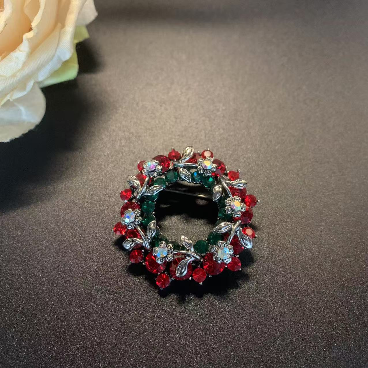 New Flower Sweet Elegance Retro Distressed Hollow Three-dimensional Brooch